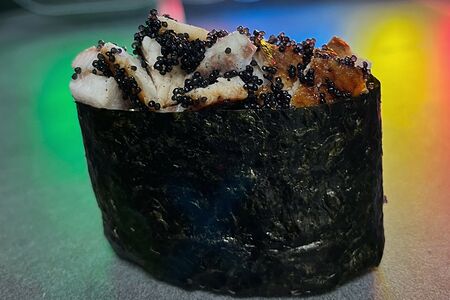 Гункан с угрем и масагой