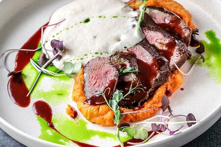 Медальоны из фермерской телятины с кремом из лука