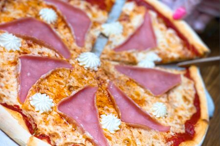 Пицца с ветчиной и сыром закрытая