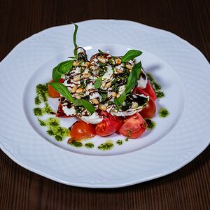 Томаты с моцареллой, базиликом и бальзамиком