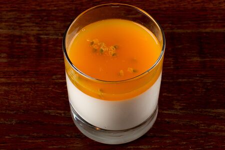 Панна-котта с маракуйей