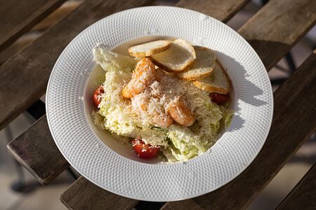 Салат Цезарь с креветками