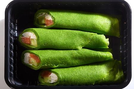 Ролл с лососем и свежим огурчиком