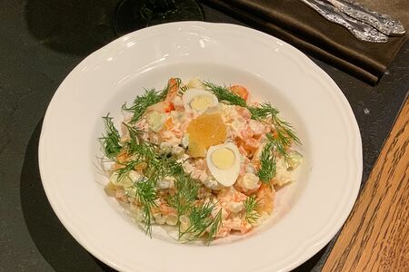 Оливье с раковыми шейками, семгой и щучьей икрой