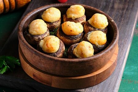 Шляпки шампиньонов запечённые под сыром