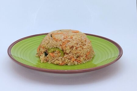 Обжаренный рис с овощами