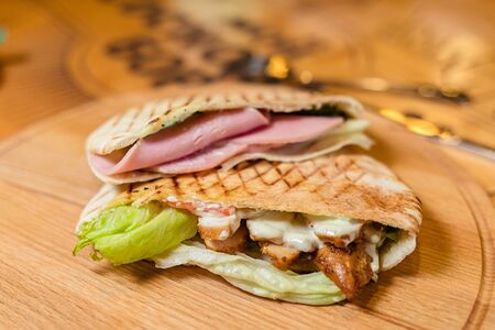 Сендвич в пите с ветчиной и курицей