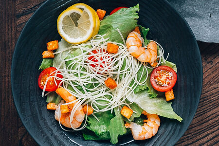 Салат Цезарь с креветками