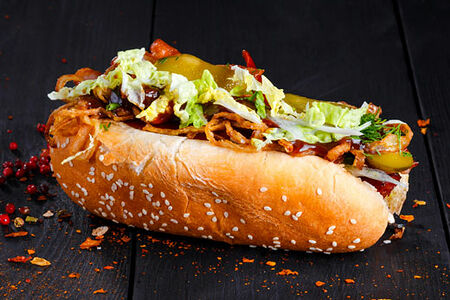 Сэндвич с колбасками и беконом