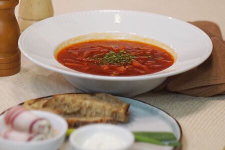 Борщ с салом и черным хлебом