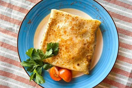 Блинчик с куриной грудкой и сливками