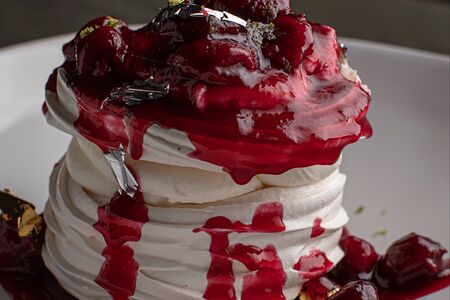 Павлова с горной вишней