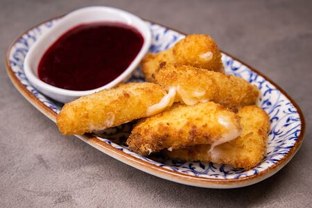 Жареный Сулугуни с брусничным соусом