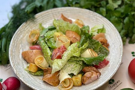 Листья салата с кусочками курицы