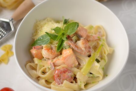 Тальятелле с семгой и креветками