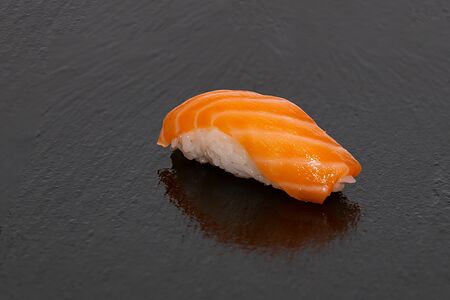 Суши с лососем