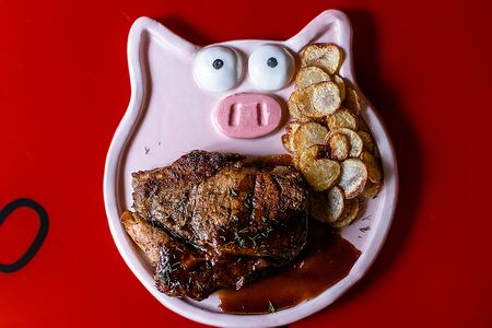 Cвинoй стейк на кости с бейби картофелем