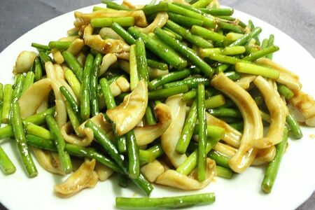 Жареный кальмар с ростками чеснока