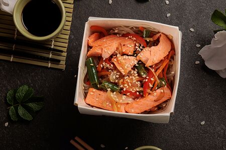 Лапша фунчоза с лососем