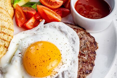 Бифштекс с яйцом