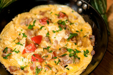 Омлет из трех яиц с беконом, томатами и луком