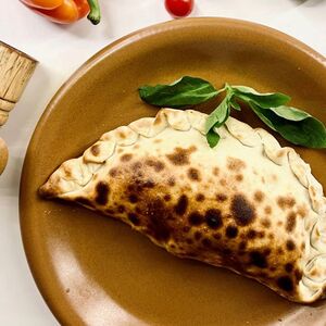 Закрытая пицца кальцоне с беконом