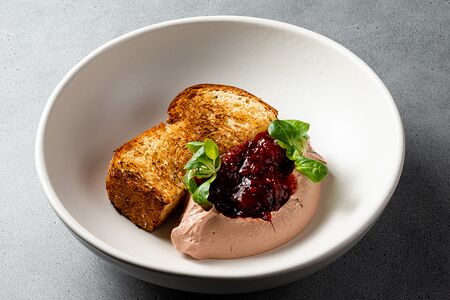 Паштет из куриной печени с вишней на тыквенной бриоши