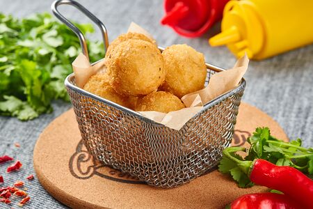 Сырные шарики с халапенью