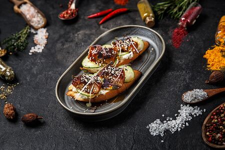 Брускетта с угрем