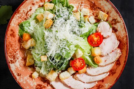 Салат Цезарь с курицей