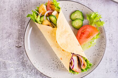 Салат-ролл Цезарь с курицей