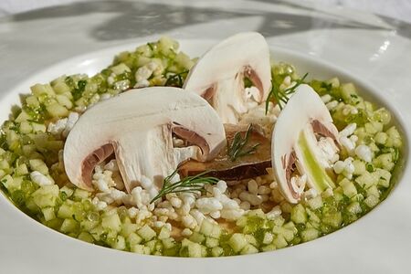 Грибное ризотто с жемчугом из рислинга