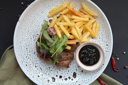 Стейк из cвинoй шеи