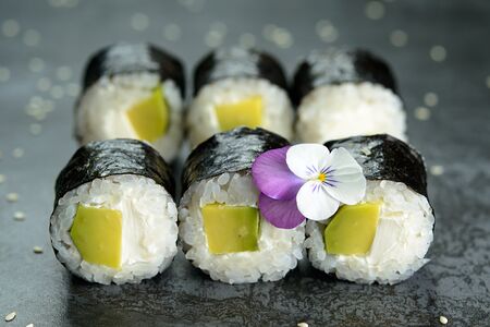 Малый ролл с авокадо и сыром №12