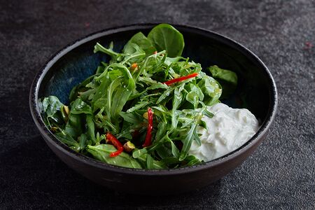 Зелёный салат с авокадо и страчателлой