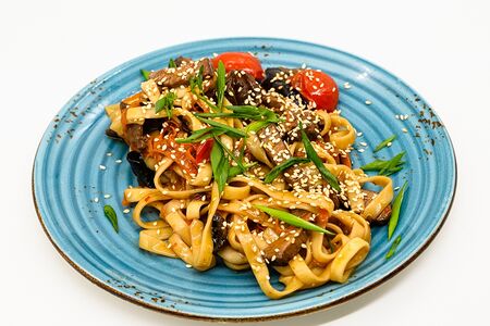 Удон с говядиной по-тайски