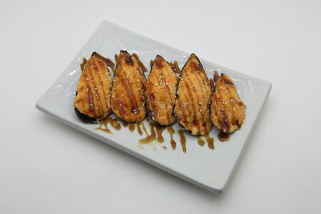 Мидии запеченные под острым соусом