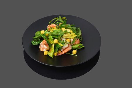 Салат с креветками и манго