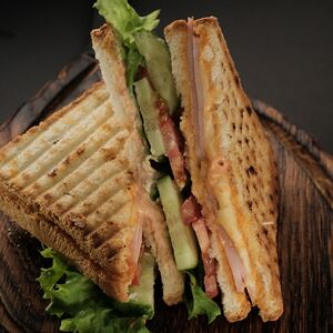 Խոզապուխտով քլաբ սենդվիչ