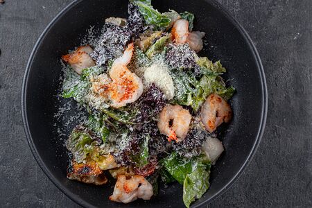 Салат цезарь с креветками