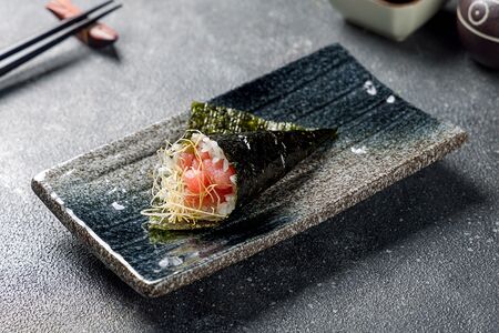 Хенд-ролл Тунец понзу