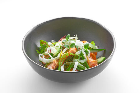 Салат с копченой форелью, спаржей и фенхелем