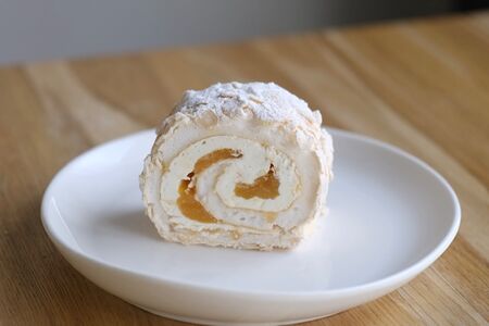 Меренговый рулет Манго-маракуйя