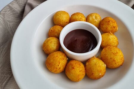 Сырные шарики с халапеньо