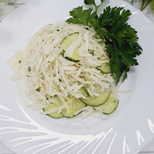 Салат из свежей капусты с огурцом