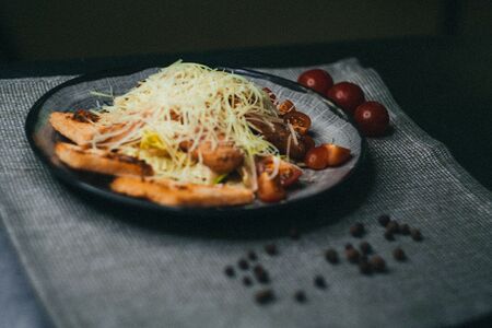 Салат Цезарь с курицей