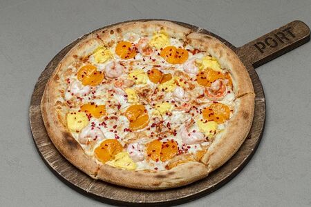 Пицца с мандаринами и креветками