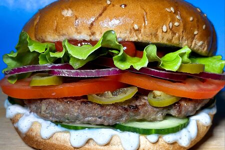 На Чиле бургер с говяжьей котлетой