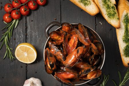 Мидии в сливочно-сырном соусе с французским багетом