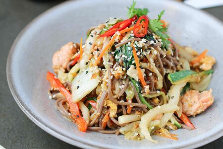 Гречневая лапша с лососем, шпинатом и устричным соусом